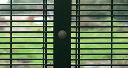 When install 358 fence on post need overlapped 75 mm minimum at each post