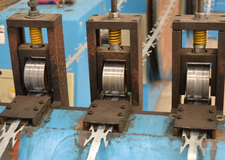 Looping Wire Cross Bto22 Flat Loop Cross Type Stainless Steel Razor Wire Square Hole