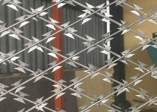 200gsm Hot Dipped Galvanized Welded Razor Barbed Wire Mesh 75mmx150mm