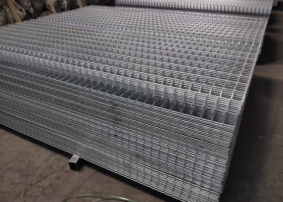 0.63m Tall Powder Coated Curved Metal Fence Welded Wire