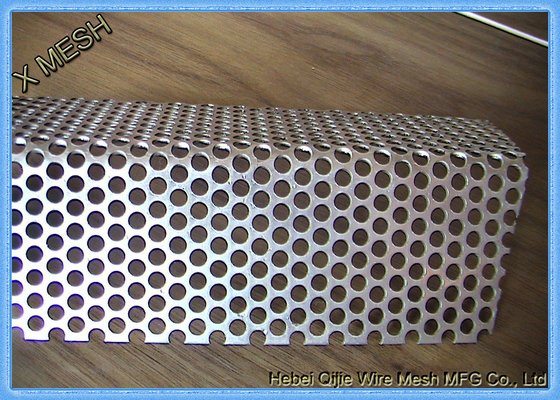 Powder Coated Perforated Metal Sheet Staggered Round Punched Customized Length