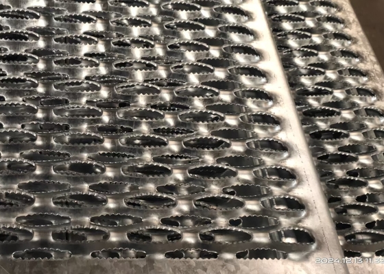 Traction Aluminum Bar Galvanized Steel Grating Stair Treads , Perforated Grip Strut Treads