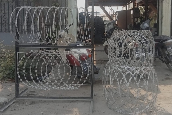 500mm Diameter Bto-30 Flat Wrap Razor Wire Barrier Form