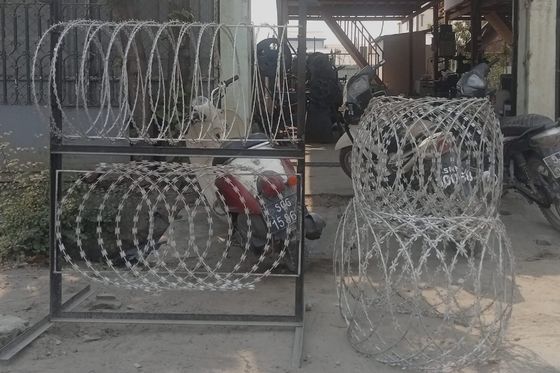 600mm HDG BTO-16 5 Clamps 100 Loops Anti Climbing Border Using Container Razor Wire
