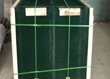 Galvanized 3D Curved Fence Welded Mesh Fence With Ground Post