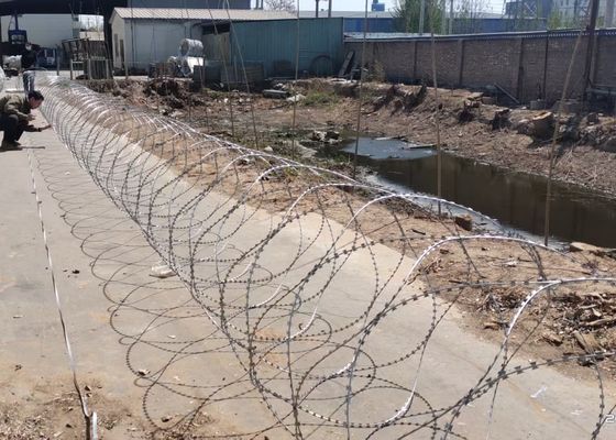 BTO-16 Concertina Razor Barbed Wire 1100mm 7 Clips 35kg /Roll 20-25m