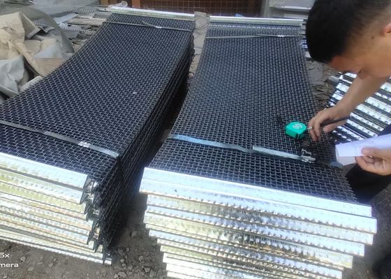 Quarry / Stone Crusher Crimped Sand Vibrating Screen 1.5*2M Size Wear Proof