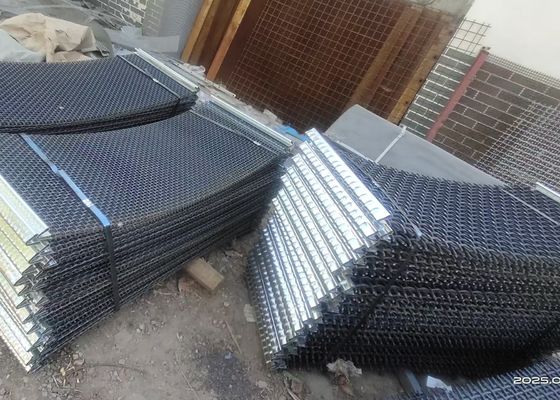 Quarry / Stone Crusher Crimped Sand Vibrating Screen 1.5*2M Size Wear Proof