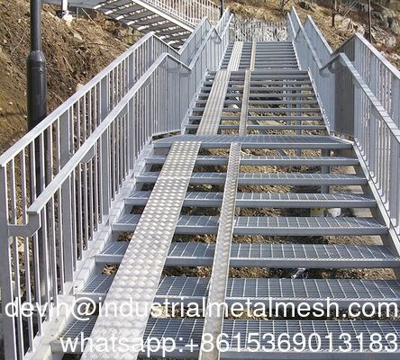 Painted Welded Steel Grating with Serrated Surface