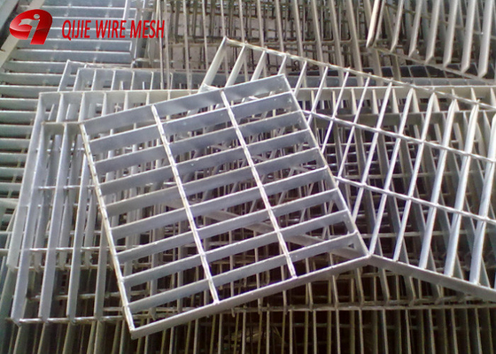 Flooring Hot Dip Serrated Galvanized Steel Grating Stair Tread Long Life