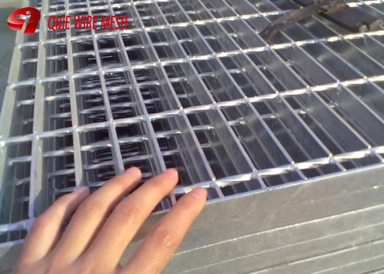 Flooring Hot Dip Serrated Galvanized Steel Grating Stair Tread Long Life