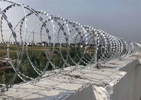 304 Galvanized Security Fencing Cbt-65 Concertina Razor Wire Sharp