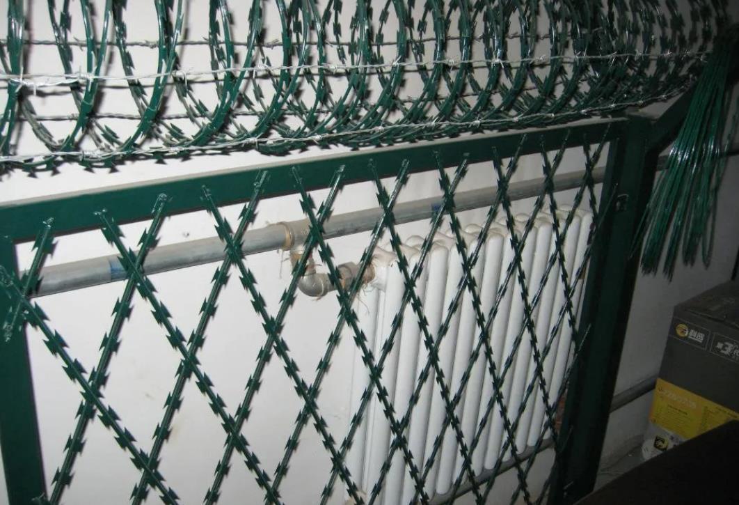 Oscillating Razor Mesh High Zinc Coated Razor Wire Welded Mesh 100X150mm
